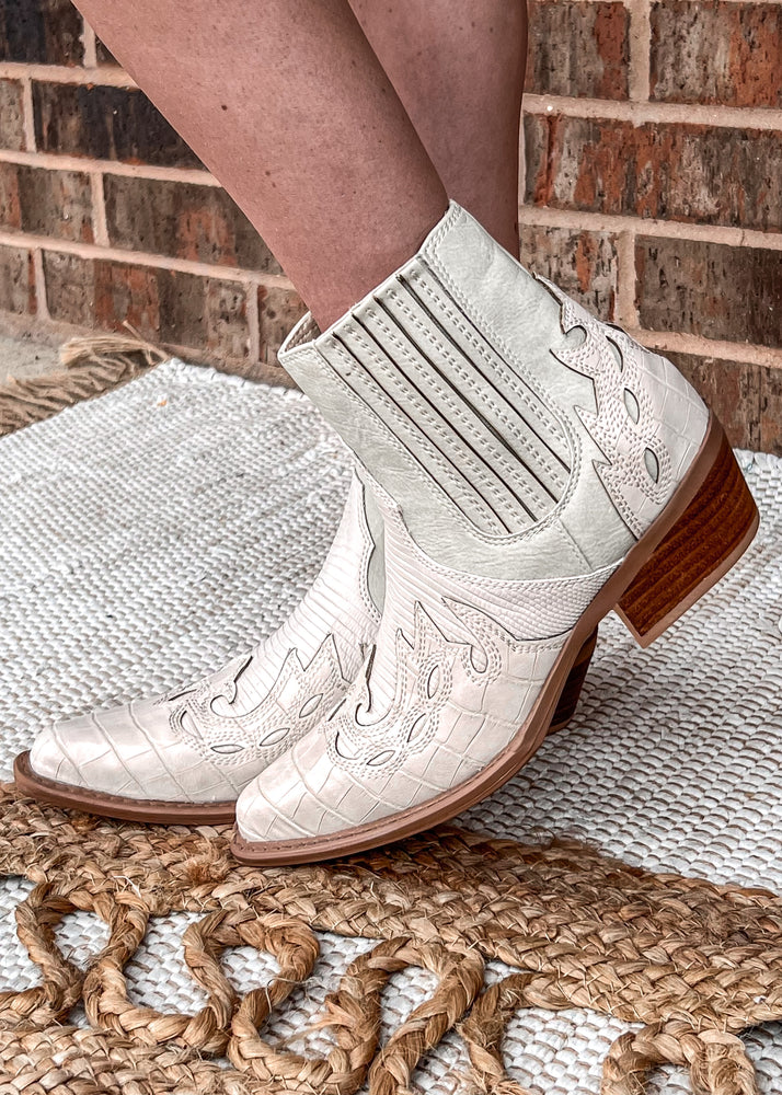 
            
                Load image into Gallery viewer, Matisse Milo Boots | Cream
            
        