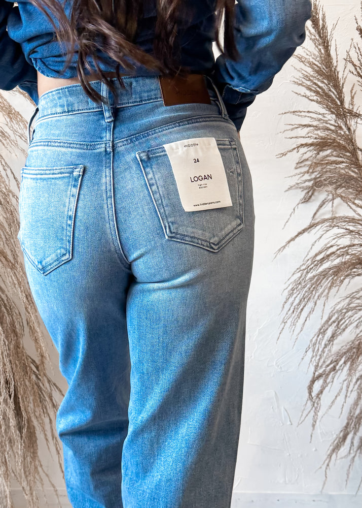 HIDDEN LOGAN DISTRESSED DAD JEAN | MEDIUM LIGHT